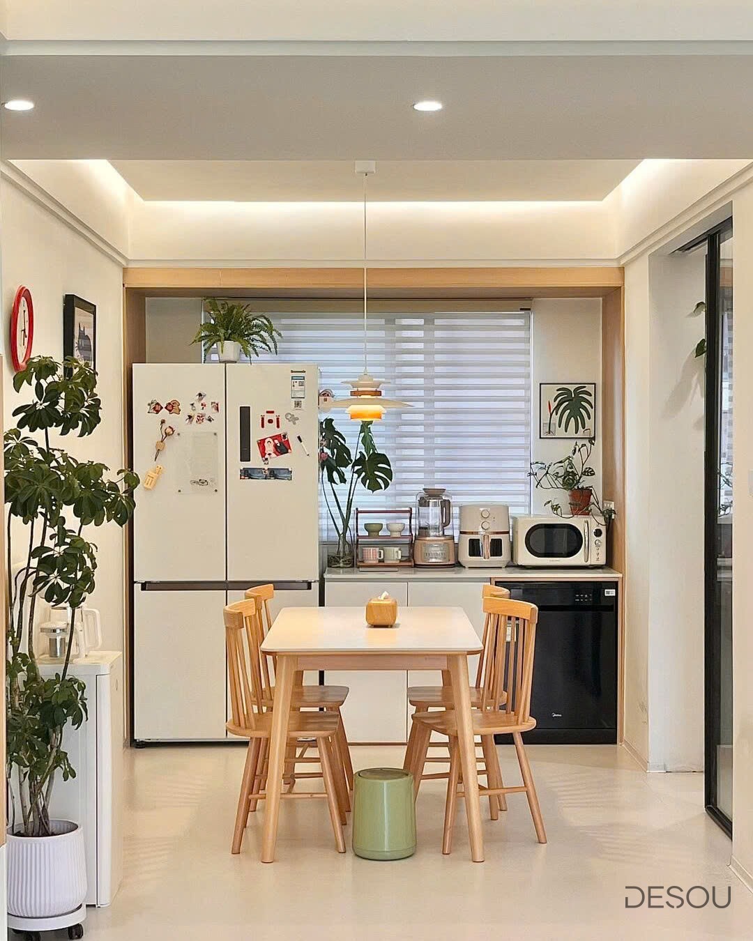 Đèn rọi âm trần chiếu sáng bàn ăn với các góc chùm 15, 24 và 36 độ